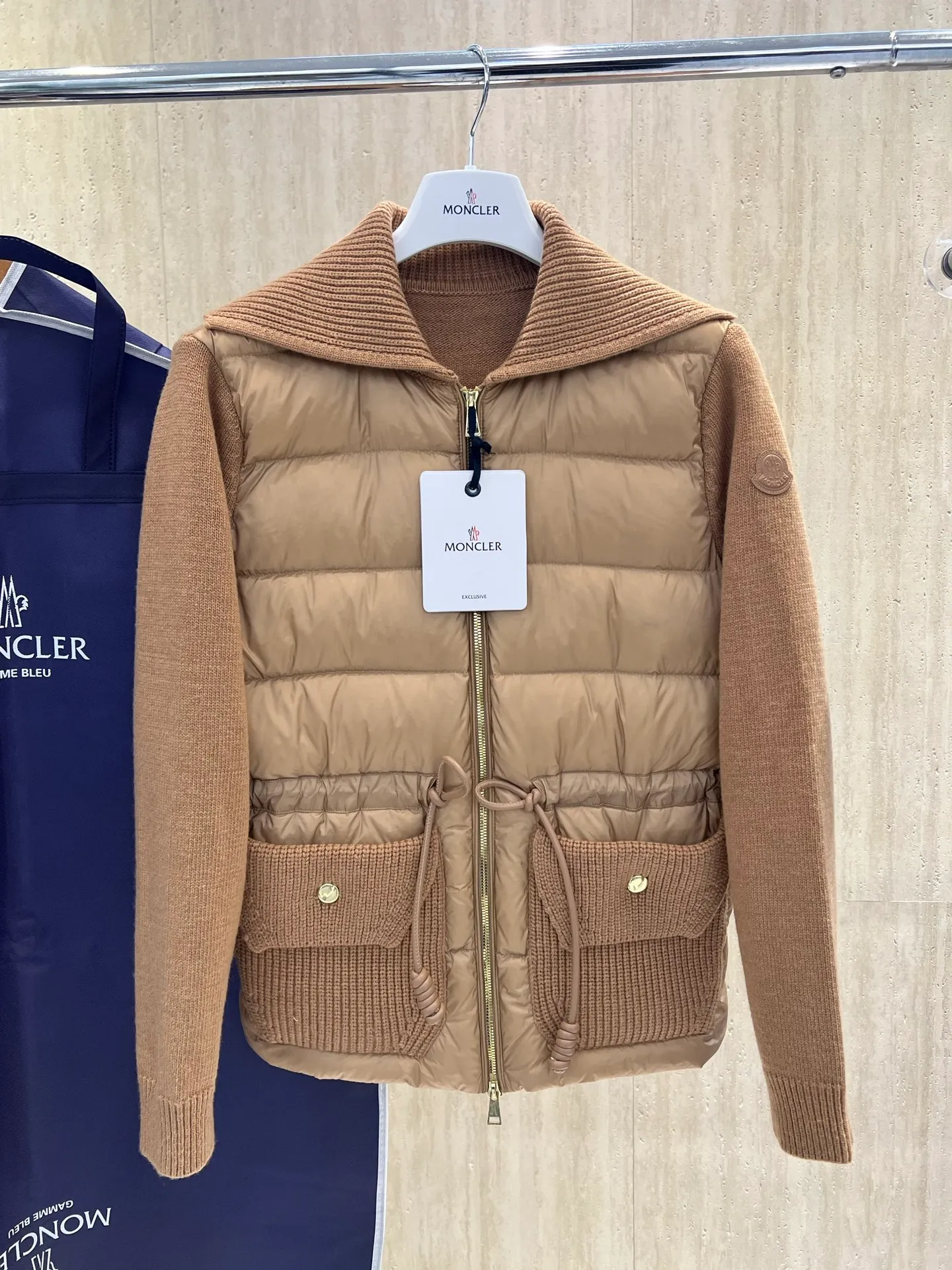 Moncler ， 。 、 、 ， 。 ：Y 6001 ：Navy Blue ，Khaki Size：SML